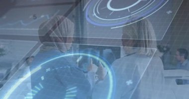 İki kadın ortak tıbbi inceleme için şeffaf ekrana dokunuyor ve 3D tıbbi tarama yapıyor. Gelecek, teknoloji, işbirliği, yenilik, sağlık, arayüz, görselleştirme