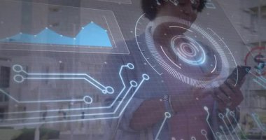 Akıllı telefon yetiştiren kadın solmuş eczane, dönen tekerlek ve çizgi çizelgesini görselleştiriyor. Teknoloji, yenilik, dijital, veri, sağlık teknolojisi, giyilebilir, gelecekçi