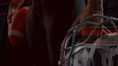 Şifreleme kodu siber güvenlik füzyonunu gösterirken kaskla topu tutan futbolcu. Sporcu, spor, teknoloji, dijital, siber güvenlik, veri, dijital sanat