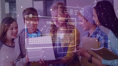 Öğrenciler dizüstü bilgisayarın etrafında toplanarak çizgi grafikleri ve değerleri hakkında bilgi toplamaya başlıyorlar. İşbirliği, teknoloji, eğitim, yenilik, takım çalışması, dijital, analiz