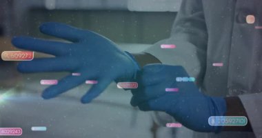 Laboratuvar teknisyeni tezgahın üstünde mavi nitril eldivenlere uzanıyor ve testler için ayarlanıyor. Tıbbi, sağlık, güvenlik, kısırlaştırma, bilim, kesinlik, profesyonellik