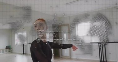 Dansçı, animasyon dünya haritası ve kod örtüsüyle dönen teknoloji entegrasyonunu başlatıyor. Performans, zarafet, yenilik, sanatçılık, hareket, dijital, çağdaş