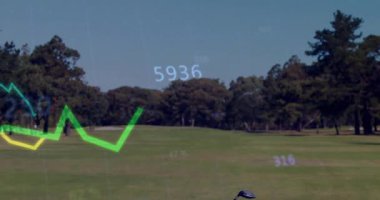 Analitikler pist üzerinde kayboluyor, golf çantası kayıyor ve veriyi görselleştirirken üç ayaklı bacakları açıyor. Teknoloji, açık hava, veri görselleştirme, spor, modern, profesyonel, analitik