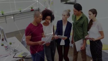 Ekip üyelerinin elinde yazılı rapor var ve iş incelemesi için çizelgeleri animasyonlu olarak sunuyorlar. İşbirliği, takım çalışması, beyin fırtınası, profesyonel, konferans, tartışma, modern