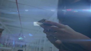 Depo çalışanı akıllı telefonu çalıyor, dijital teknolojiyi yüklüyor ve kod verilerini gözden geçiriyor. Sanayi, teknoloji, modern, takım çalışması, yenilik, minimalist, veri