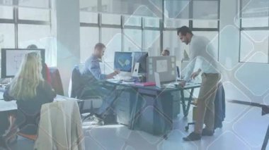 İşbirliği için dizüstü bilgisayarı gösteren bir ofis çalışanı oturmuş akranlarıyla beşlik çakıyor. İşbirliği, takım çalışması, modernite, üretkenlik, iletişim, profesyonel, dijital