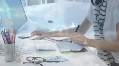 Tasarımcı, ekranda kullanıcı bağlantılarını gösteren ağ haritasını başlatan tablet üzerindeki stillus 'u tıklatıyor. Yaratıcı, teknoloji, çalışma alanı, dijital, sanatsal, yenilik, modern