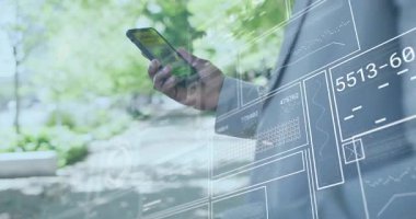 Gölgeli geçitte giyinmiş bir adam telefonu eğip, sağlık veri panellerinde QR kodunu gösteriyor. Teknoloji, veri görselleştirme, kentsel manzara, modern tasarım, akıllı cihaz, dijital analiz, profesyonel