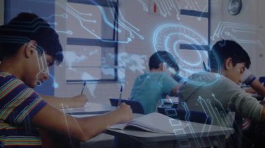 Genç çocuk devre kaplamasını başlatıyor. Radar grafiği sınıfta geziniyor. Eğitim, teknoloji, yenilik, sınıf, öğrenme, dijital, gelecekçilik