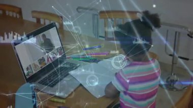 Dizüstü bilgisayarın etrafında büyüyen animasyon veri satırları varken öğretmenden sonra yazan kız. Eğitim, uzaktan öğrenme, dijital bağlantı, gençlik, yaratıcı, ev ofisi, yenilik