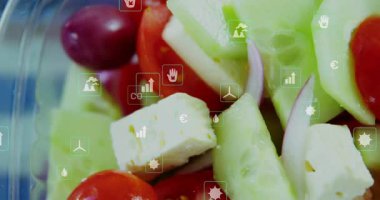 Mavi masadaki salata ekolojik ve ekonomik simgeler salata renklendirme ölçümleri üzerinde kayboluyor. Taze, sağlıklı, modern, sürdürülebilir, besleyici, minimalist, enerjik