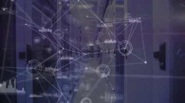 Başlangıçta veri akışını gösteren sunucu rafı koridorunda genişleyen animasyon ağ ağı. Teknoloji, dijital, fütüristik, bağlantı, siber güvenlik, yenilik, yüksek teknoloji