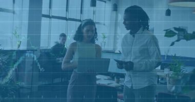 İş arkadaşları birbirlerine bakıp dizüstü bilgisayar ekranı animasyon çizelgesi izleme eğilimlerini tartışıyor. İşbirliği, profesyonel, dijital, idari, üretkenlik, yenilik, modern