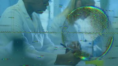 Kadın bilim adamı laboratuarda notları yazmayı bitirdi ve yeşil sıvı rengini incelemek için mataraya uzandı. Araştırma, yenilik, deney, analiz, keşif, eğitim, kesinlik