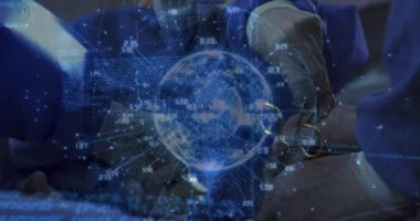 Holografik küre ortaya çıktıktan sonra cerrahi dikiş atarak cerrahi prosedürü veri yoluyla yönlendiriyor. Tıbbi, yenilik, teknoloji, sağlık, fütüristik, işbirliği, kesinlik