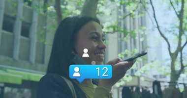 Teknisyen kadın ses kayıt cihazını açıp ikon baloncukları oluşturduğunu ve 95 'e yükseldiğini söylüyor. Teknoloji, iletişim, sosyal medya, üretkenlik, kentsel, canlı, yenilik