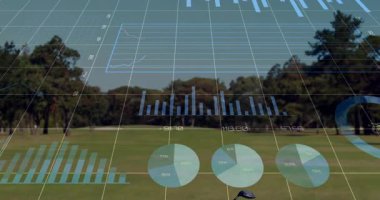 AR verileri yeşilin üzerinde beliriyor, golf çantası ortaya çıkıyor, ileriye doğru gidiyor, çizelgeler analiz için canlandırılıyor. Teknoloji, veri görselleştirme, artırılmış gerçeklik, spor analitiği, yenilik, golf ekipmanları, açık hava
