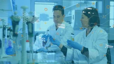 Analiz için laboratuarda kaybolan verilerin arasında iki bilim adamı tüp söküyor ve pipetleme reaktörü kullanıyor. Araştırma, yenilik, işbirliği, kesinlik, teknoloji, laboratuvar, veri görselleştirme