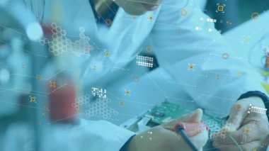 Laboratuvar teknisyeni veriler zayıflarken ve devre kartını tararken demir ve lehim kullanıyor. Elektronik, mühendislik, kesinlik, yenilik, tanı, teknoloji, çalışma alanı