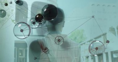 Camla yüzleşen bir kadın teknolojik animasyon geliştiriyor. Düğüm ağı geliştiriyor. Nabzı atıyor. Omuzlarının etrafına yerleşiyor. Fütürist, dijital, bağlantı, teknoloji, kentsel, gösterişli, yenilikçi