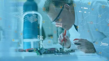 Elektronik mühendisi devre kartına lehimleme demiri uyguluyor, etrafta yüzen veri örtüsüne neden oluyor. Teknoloji, yenilik, kesinlik, robotik, yüksek teknoloji, imalat, araştırma