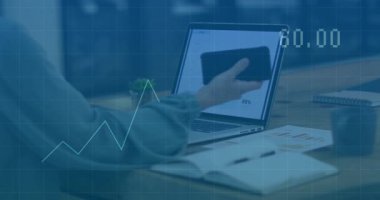 Akıllı telefonu seçen bir kadın, yükselen finans tablosunu izlerken ve telefonla konuşurken. Teknoloji, iş dünyası, veri, analiz, işyeri, iletişim, ilerleme