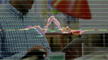 Yetişkin erkek kullanıcı tablet kaydırıyor ve yeşil bardak yudumlayan animasyon dalga formlarını senkronize ediyor. Teknoloji, üretkenlik, modern, analitik, çalışma alanı, iletişim, yenilik