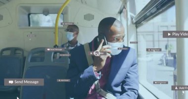 Otobüsteki banliyö çalışanı akıllı telefondan arıyor ve iletişimin zayıfladığını bildiriyor. Kentsel, teknoloji, bağlantı, iletişim, profesyonel, modern, dijital