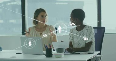 İş masasında işbirliği yapan profesyonel kadınlar proje planlaması için ağ simgeleri oluşturuyorlar. İşbirliği, takım çalışması, ağ oluşturma, iletişim, modern, kurumsal, yenilik