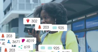 Kadın banliyö çalışanı telefon kayıtlarını kaldırıyor sosyal medya simgelerini izliyor sonra da yoğunlaşmayı dinliyor. Teknoloji, bağlantı, sosyal medya, şehir, yaşam tarzı, modern, iletişim