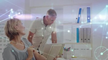 Kadın tableti tıklatıyor ve iş görüşlerini meslektaşıyla paylaşırken ağ grafiklerini aktifleştiriyor. Profesyonel, işbirliği, dijital, kurumsal, modern, işyeri, iletişim