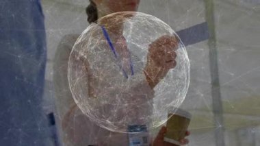 Ziyaretçi eline ulaştığında, animasyon küresi kullanarak kartvizitini uzatan ticari şov personeli. Profesyonel, ağ oluşturma, şirket, ticaret, katılım, pazarlama, sunum