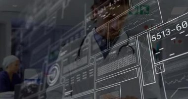 Doktor hemşire istasyonuna yaklaşıyor ve tanı incelemesi için holografik hasta çizelgelerini aktive ediyor. Medikal, teknoloji, yenilik, sağlık, fütüristik, takım çalışması, dijital