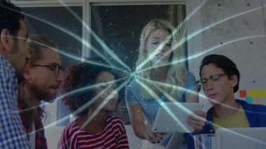 Takım arkadaşları konsepte eğilirken, sunucu tablet tıklaması ve teknolojiyle iletişim ağı kuruyor. İşbirliği, yenilik, dijital, takım çalışması, modern, başlangıç, beyin fırtınası