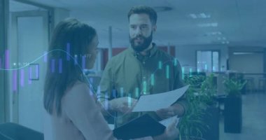 Ekip, barın izini sürerken ve kadın çıktıları açıklarken iş verilerini şeffaf bir şekilde inceliyor. İşbirliği, analitik, sunum, profesyonel, takım çalışması, büyüme, strateji