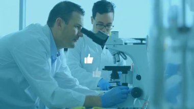 Araştırmacılar mikroskop üzerine yoğunlaşarak, yükselen ikonların ardından kaydırak yerleştirmeye çalışıyorlar. Yenilik, işbirliği, keşif, deney, bilimsel, teknoloji, ilerleme