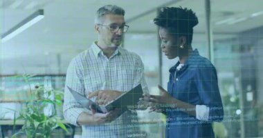 Dijital kaplama büyürken, iş arkadaşları tartışmalar sırasında klasörü gözden geçirir ve kodu netleştirirler. İşbirliği, yenilik, iletişim, teknoloji, takım çalışması, profesyonel, modern