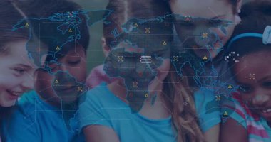 Öğrencilere tablet etrafında rehberlik eden öğretmen, dünya haritası kayboluyor ve eğitim için kümelenen veri simgeleri. Eğitim, işbirliği, teknoloji, küresel, veri görselleştirme, öğrenme, takım çalışması