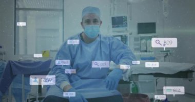 Ameliyathanede oturan cerrah, bilgi dalgalanmasını yansıtan veri simgeleri üreten arama baloncuklarının sürüklenmesini izliyor. Tıbbi, yenilik, dijital, sağlık, teknoloji, steril, fütürist