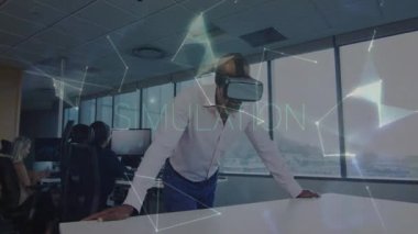 Olgun bir adam teknoloji ofisine giriyor ve VR kulaklık takıyor, dijital ağı etkinleştiriyor verileri analiz ediyor. Gelecekçi, yenilikçi, işbirliği, dijital, sürükleyici, çalışma alanı, ağ