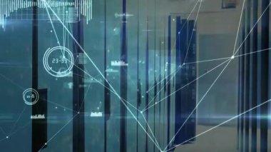 Başlangıçta, dijital düğümler ve bağlantı hatları sunucu dolapları üzerinde şekilleniyor, veri akışını görselleştiriyor. Teknoloji, ağ, siber güvenlik, veri, dijital, altyapı, modern