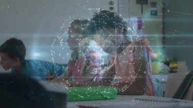 Üç öğrenci öğrenim masalarında notlar alıyor, üç boyutlu dünya üst üste biniyor, notaların üzerinde dönüyor. Eğitim, işbirliği, dijital, yenilik, gençlik, akademik, teknoloji