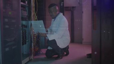 Ağ mühendisi günlükleri inceliyor ve ağ uptime 'ı gösteren veri örtüsü ile sarı kabloyu takıyor. Teknoloji, bağlantı, veri, altyapı, profesyonel, modern, dijital
