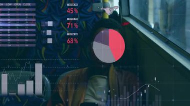 Şeffaf çizelgeler yer değiştirirken, kadın banliyö çalışanı cihazını alıyor ve otobüsteki finansal verileri kaydediyor. Kentsel ulaşım, veri görselleştirme, teknoloji, seyahat, çağdaş, analiz, giyilebilir aygıtlar