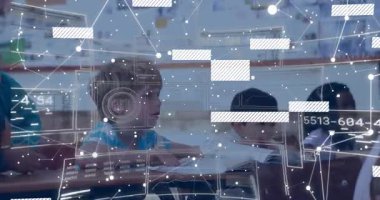 Kamera, altı öğrencinin teknoloji dersi için ağ altında fısıldaşmalarını gösteriyor. İşbirliği, eğitim, teknoloji, sınıf, takım çalışması, öğrenme, iletişim