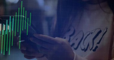 Akıllı telefonları çeviren, kaydırma çubuklarını çalıştıran ve büyümeyi izlemek için finans tablosunu ortaya çıkaran bir kadın. Finans, analitik, veri, teknoloji, profesyonel, modern, gösterge paneli