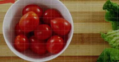 Kırmızı çizgi, kiraz domateslerinin üzerinde zigzag çizerek marullara doğru eğilim gösteriyor. Taze üretim, aşçılık, minimalizm, sağlıklı beslenme, gıda sunumu, doğal, organik