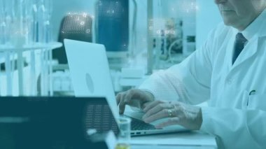 Üst düzey bilim adamları dizüstü bilgisayarı açıp laboratuvar bankında yazarak holografik veri örtüsü oluşturuyorlar. Araştırma, yenilik, teknoloji, kesinlik, analiz, fütürist, bilimsel