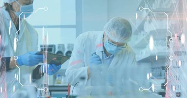 Laboratuvar kürsüsünde laboratuvar önlüğü giyen bir araştırmacı tablet ve beher ile laboratuvar bankında sıvı aktarıyor. Bilim, yenilik, kesinlik, teknoloji, takım çalışması, eğitim, deney