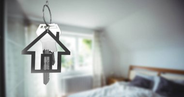 Ev şeklindeki anahtarlıktaki metal anahtar ev içi yatak odasının iç kısmında asılı, anahtarlık detaylarıyla birlikte. Donanım, güvenlik, ev, iç mekan, minimalist, doğal, rahat